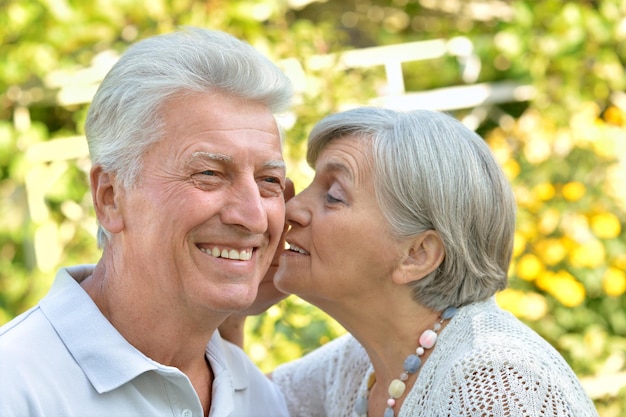 Retrato de una feliz pareja de ancianos