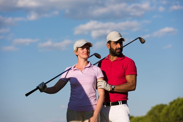 retrato, de, feliz, pareja joven, en, campo de golf