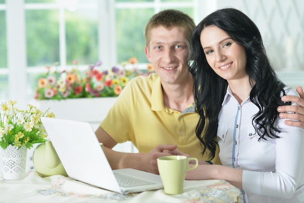 retrato, de, feliz, pareja joven, con, computador portatil