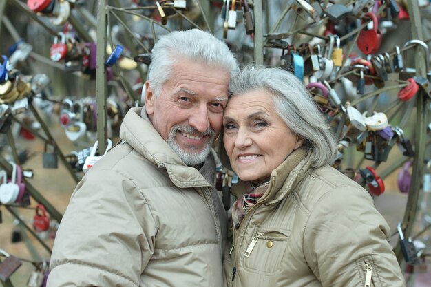 Retrato de una feliz pareja madura agradable caminando