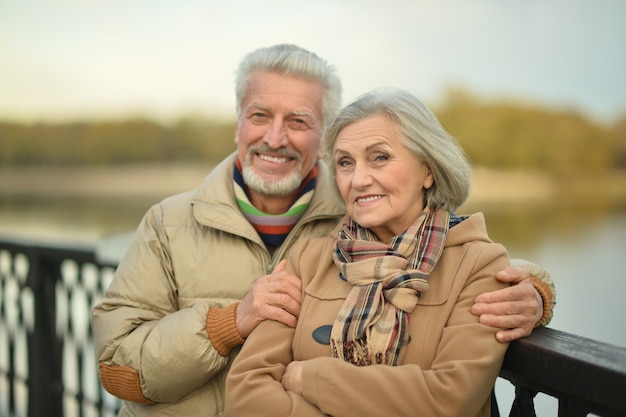 Retrato de una feliz pareja madura agradable caminando