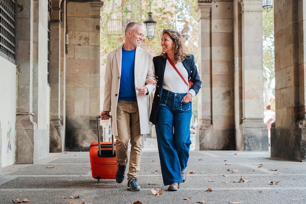 Retrato de una feliz pareja madura haciendo turismo en un viaje romántico en España de mediana edad