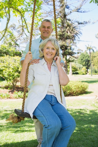 Retrato de una feliz pareja madura en el parque