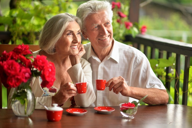 retrato, de, feliz, pareja mayor, bebida, café