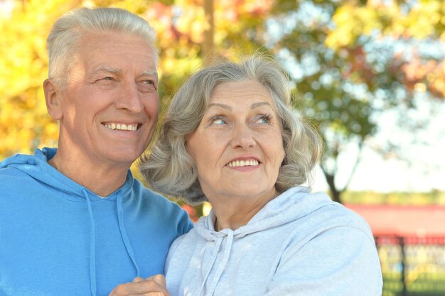 Retrato, de, un, feliz, pareja mayor, en, otoño, parque