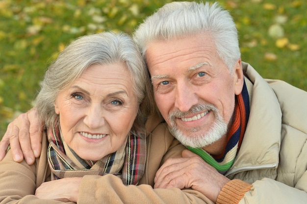 Retrato, de, un, feliz, pareja mayor, en, otoño, parque