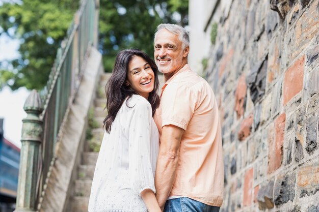 Retrato de la feliz pareja mirando hacia atrás