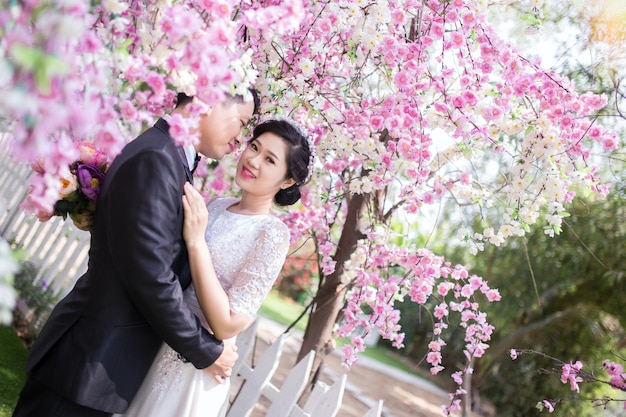 El retrato de una feliz pareja de novios en el bosque de otoño