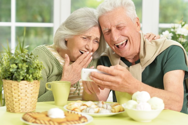 Retrato de una feliz pareja senior bebiendo té