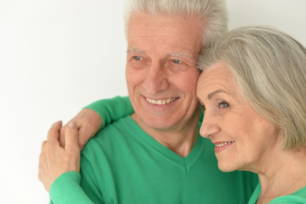 Retrato de una feliz pareja senior en casa