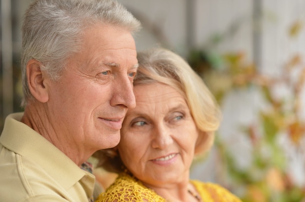 Retrato de una feliz pareja senior en casa