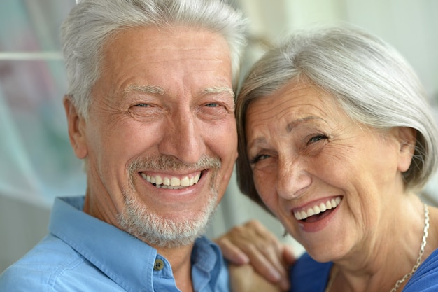 Foto retrato de una feliz pareja senior en casa