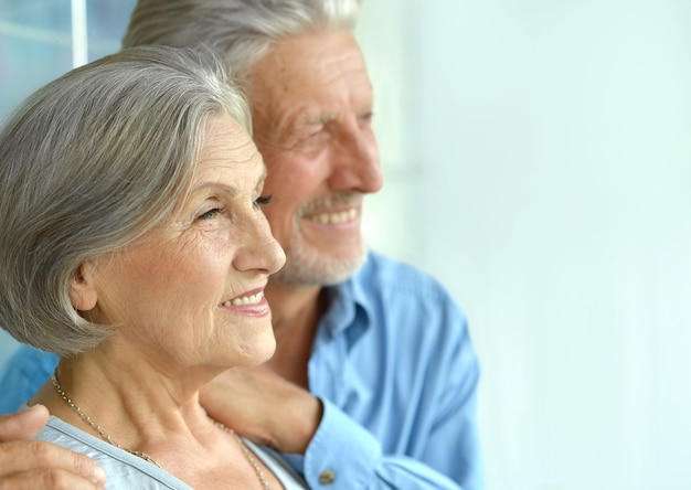 Retrato de una feliz pareja senior en casa