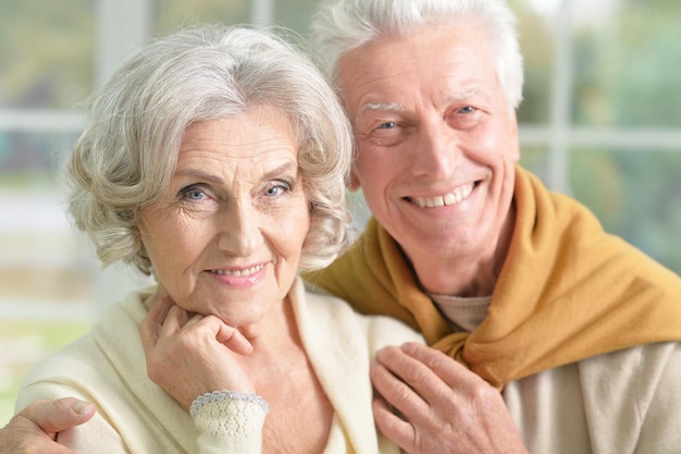 Retrato de una feliz pareja senior en casa