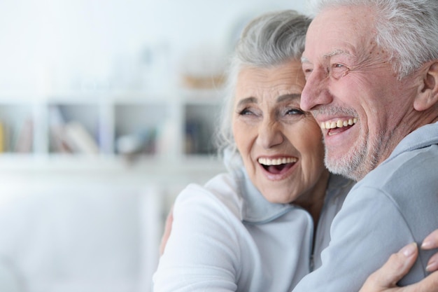 Retrato de una feliz pareja senior en casa