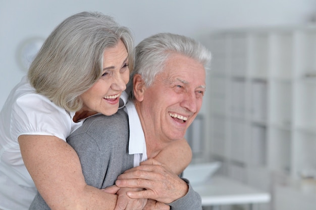 Retrato de una feliz pareja senior de cerca