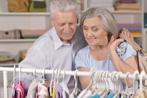 Retrato de una feliz pareja senior de compras