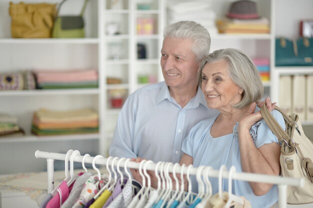 Retrato de una feliz pareja senior de compras