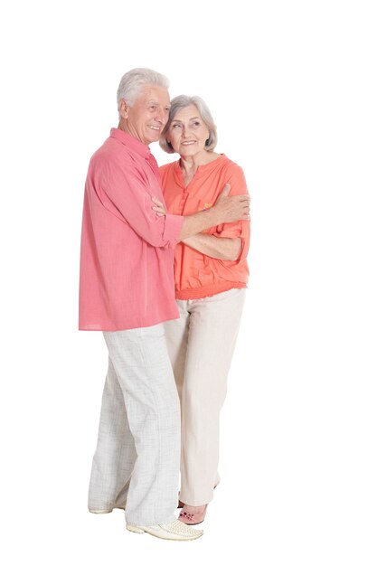 Retrato de una feliz pareja senior en fondo blanco.