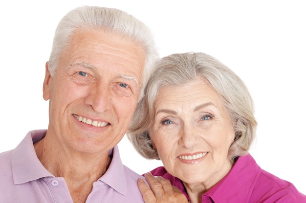 Retrato de una feliz pareja senior en fondo blanco.