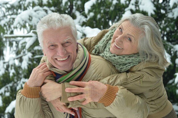 Retrato de una feliz pareja senior en invierno al aire libre