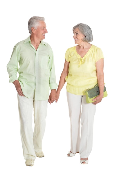 Retrato de una feliz pareja senior posando aislada sobre fondo blanco