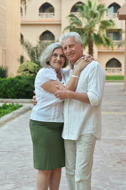 Retrato de una feliz pareja senior en el tropic hotel resort