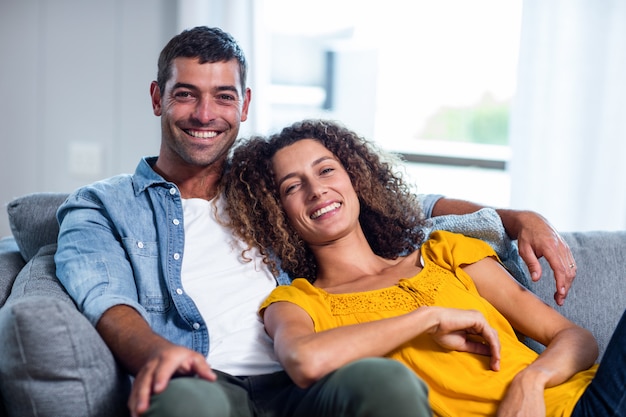 Retrato de la feliz pareja sonriendo