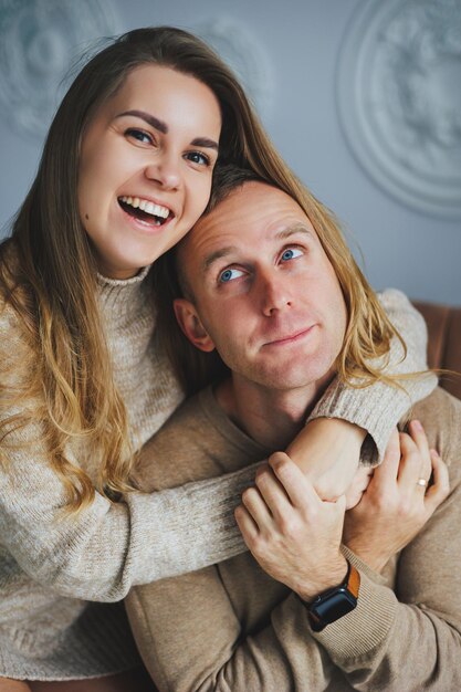 Retrato de una feliz pareja sonriente abrazos de personas enamoradas Emociones de alegría y amor