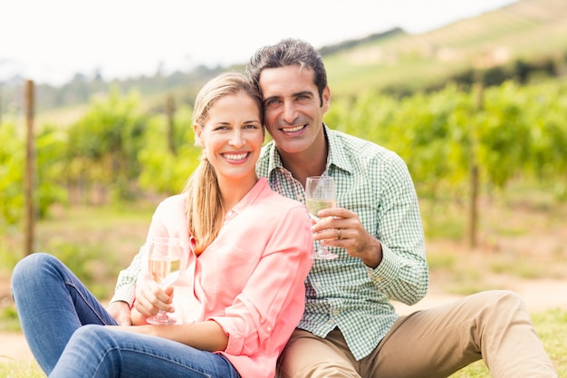 Retrato de la feliz pareja sosteniendo copas de vino