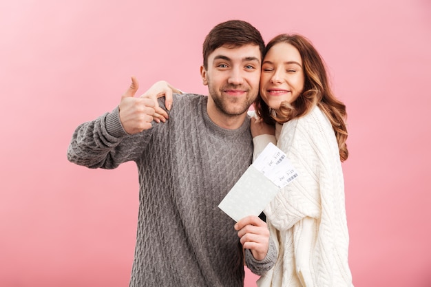 Retrato de una feliz pareja vestida con suéteres