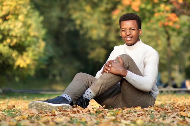 Retrato de feliz positivo negro africano hombre afroamericano étnico joven en camisa de gafas es