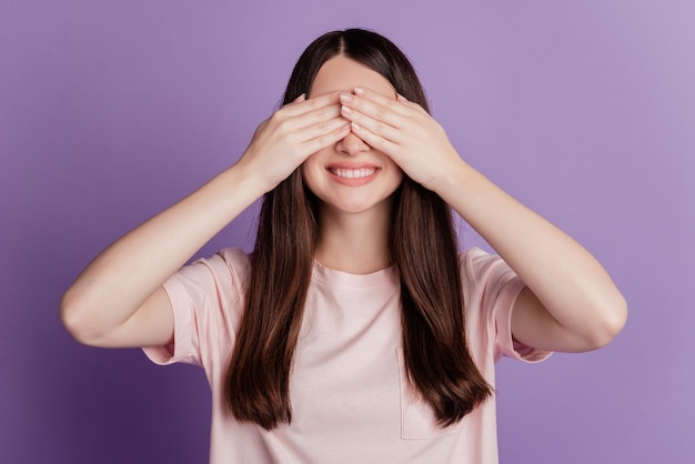 Retrato, de, feliz, positivo, niña, cubierta, ojos, palmas