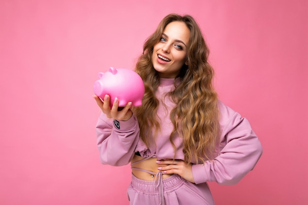 Retrato de feliz positivo sonriente joven hermosa mujer atractiva con ondulado cabello largo y rubio con