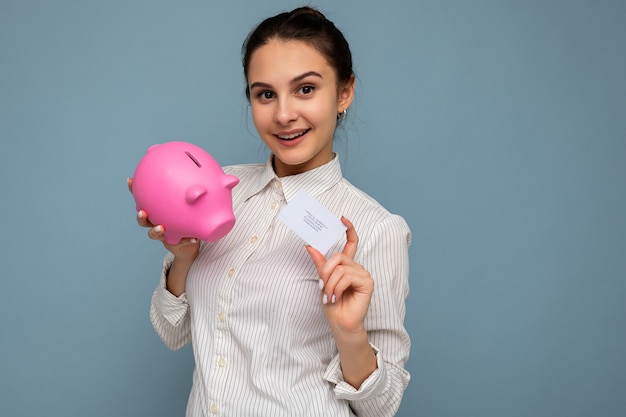 Retrato de feliz positivo sonriente joven hermosa mujer bonita morena con emociones sinceras