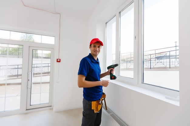 Retrato de feliz reparador trabajador con herramientas