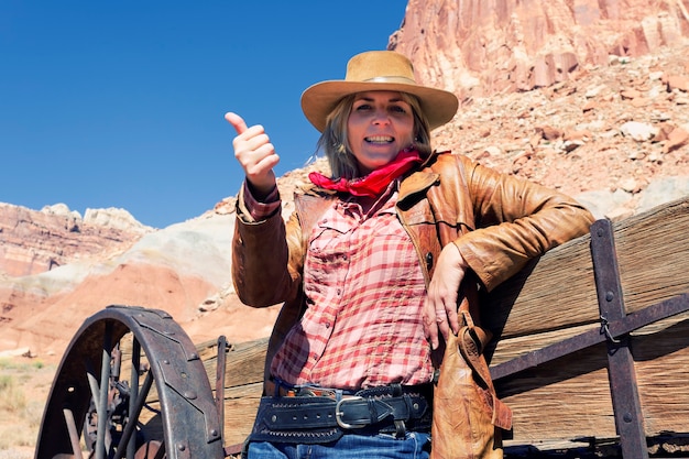 Retrato, de, feliz, rubio, mujer joven, llevando, un, sombrero vaquero