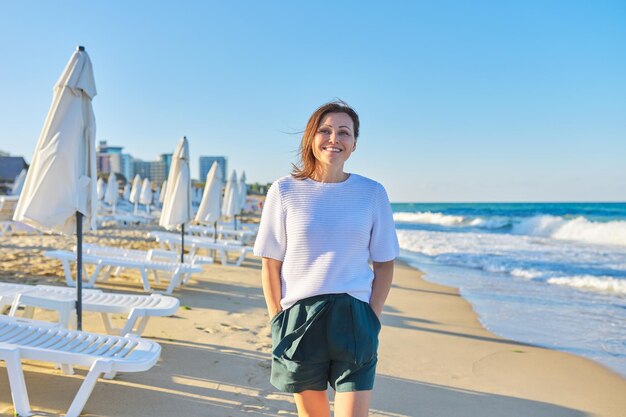 retrato, de, feliz, sonriente, confiado, mujer de mediana edad, en, playa