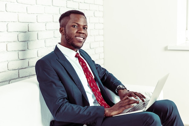 Retrato de feliz, sonriente hombre de negocios negro