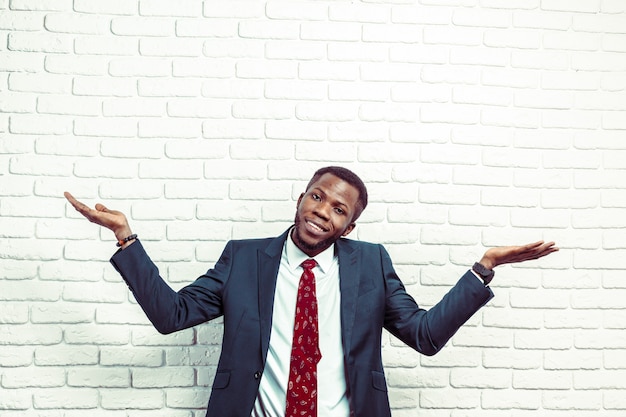 Retrato de feliz, sonriente hombre de negocios negro