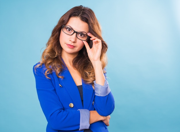 Retrato de feliz sonriente joven empresaria alegre