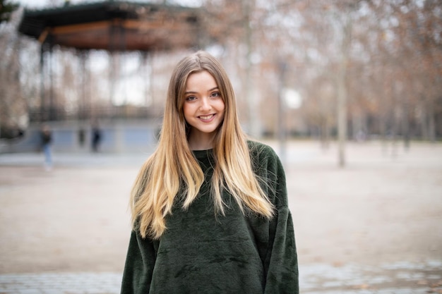 retrato, de, feliz, sonriente, joven, mujer rubia, en, un, parque