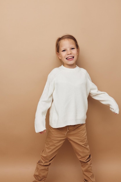 Retrato de feliz sonriente niño niña estilo infantil emociones diversión Estilo de vida inalterado