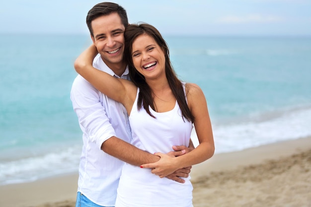 retrato, de, un, feliz, sonriente, pareja, en la playa