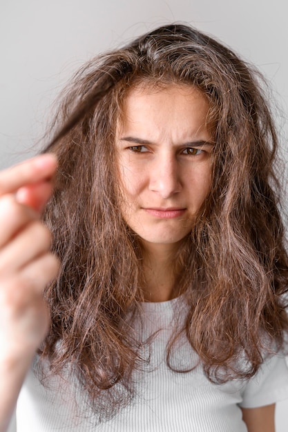 Foto retrato femenino con cabello enredado