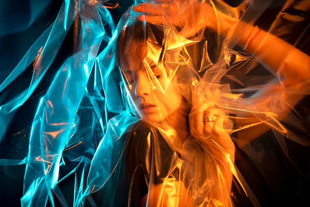Retrato femenino en el color del fuego y el agua