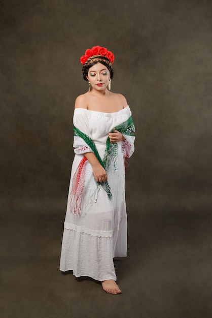 Retrato femenino de cuerpo entero en estudio de mujer mexicana con bufanda con los colores de la bandera mexicana