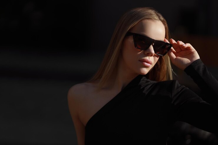 retrato femenino de una hermosa joven con gafas de sol