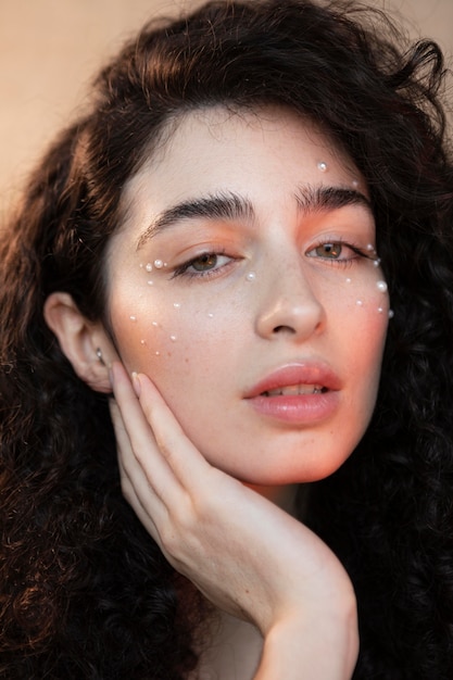 Foto retrato femenino con maquillaje de perlas