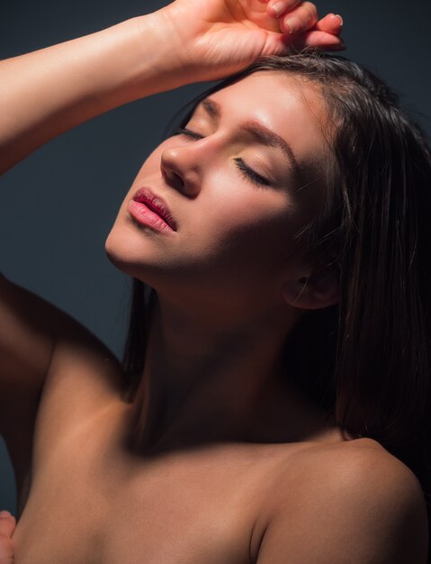 Retrato femenino de moda en gris oscuro